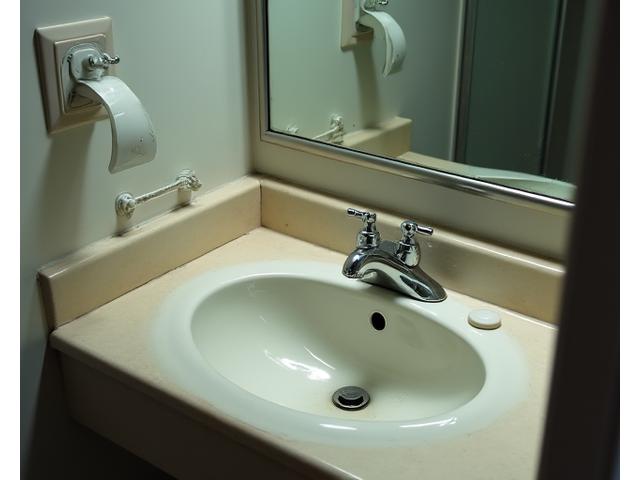 더러워진 오피스텔 욕실 세면대와 거울